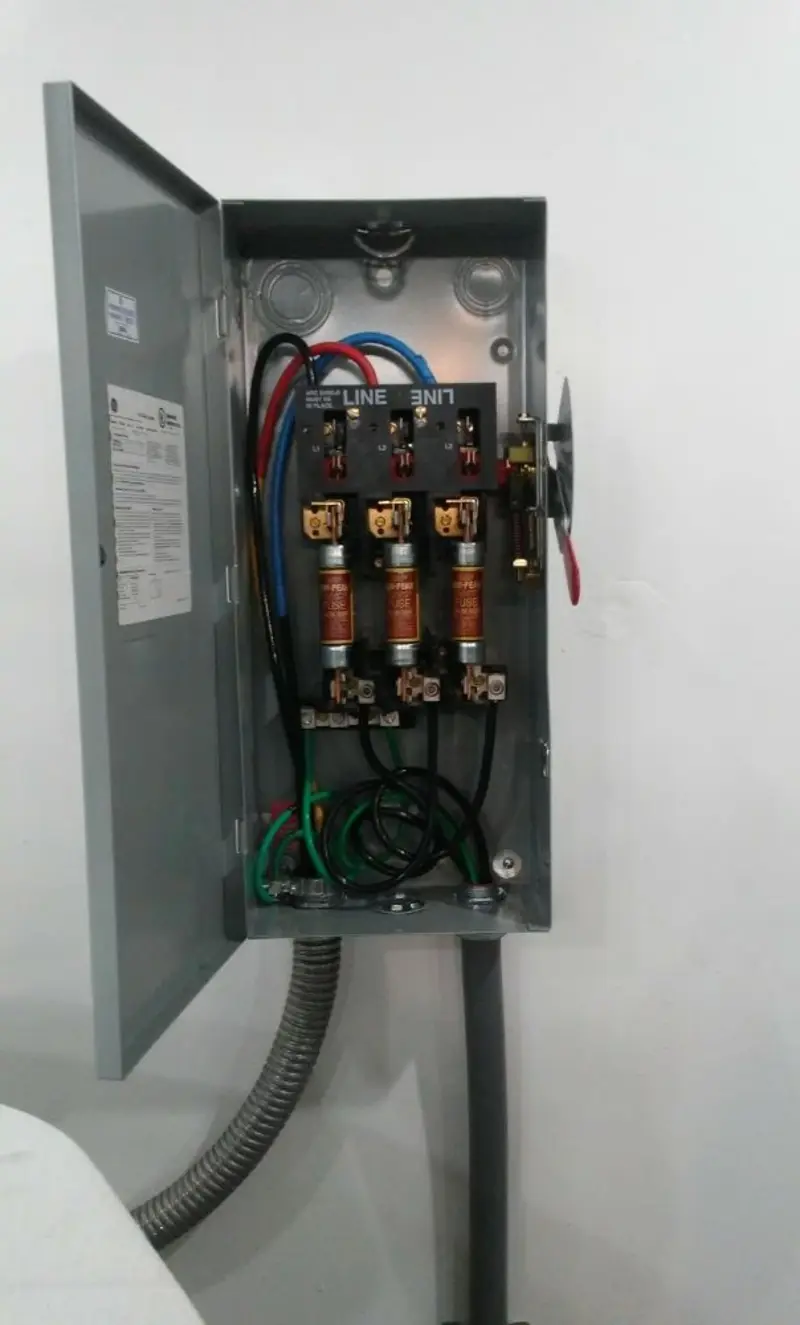 Three-phase disconnect switch installed for Smoke Detector Installation in Fruitland